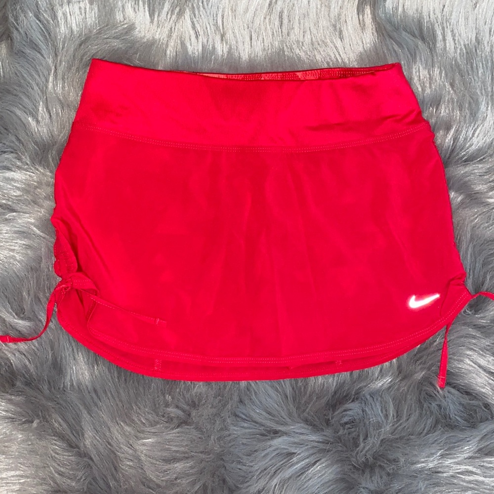 SUPER FLATTERING Nike skirt